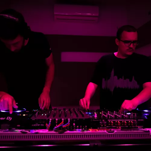 Foto del duo grabando un set en un estudio profesional