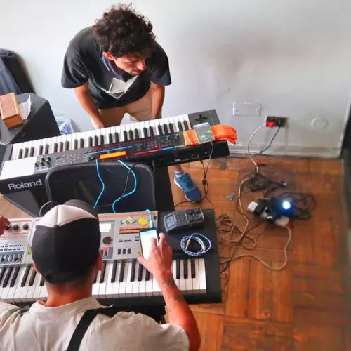 cenital de cuki y tito con pianos