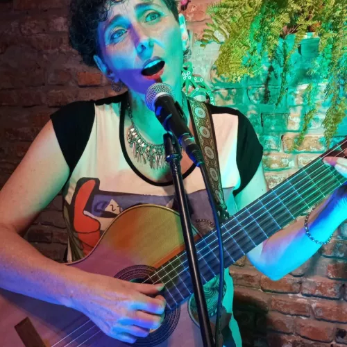 Andrea Bazzarelli cantando y tocando la guitarra en vivo