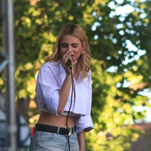 Fotografía de Anita en unos de los shows en vivo, en noviembre 2025