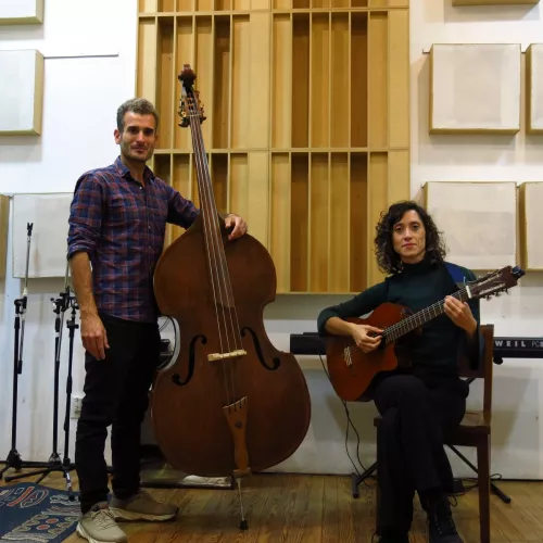 Bajo los Álamos en el set de grabación del Bolero al Miedo. Ella con su guitarra y él con el contrabajo