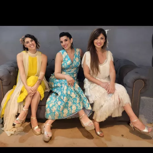 Lau Giménez Vargas, Claudia Madeo y Daniela Altamirano (de izq. a der.) antes de su presentación en la 34 fiesta nacional del chamamé