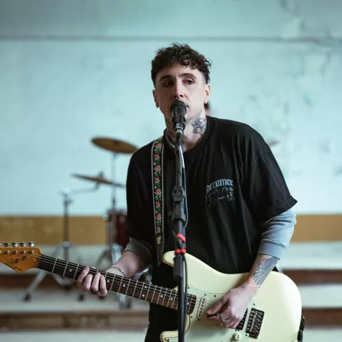 Cabech tocando la guitarra mientras canta