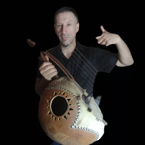Caio tronix y su arpa africana pentatonica