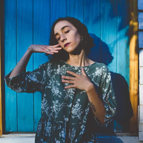 imagen horizontal de caro posando con los ojos cerrados