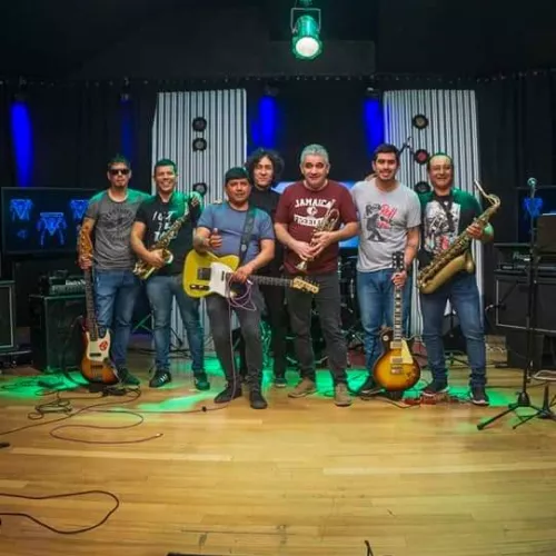 Clase baja sonando en vivo en el programa mete púa 