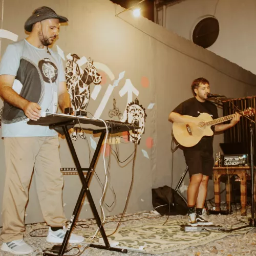 Imagen de los integrantes la banda en una presentación en vivo