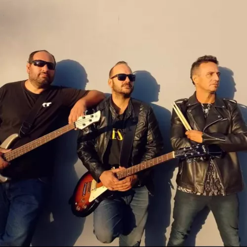 La banda cresta apoyados contra una pared, clásica foto de rock