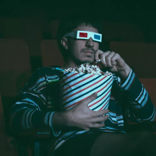 El artista viendo una película en una sala de cine