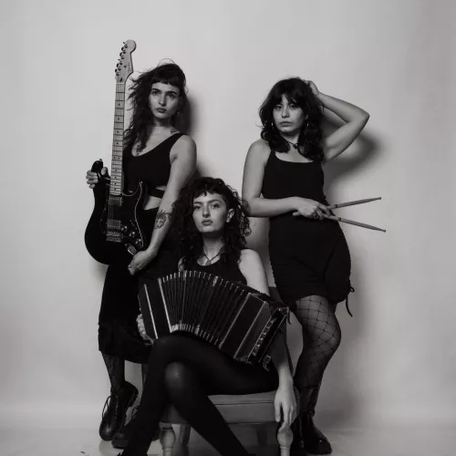 Trio femenino de bandoneón, guitarra y batería