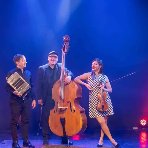 El power trio de Tango posando con sus instrumentos intercambiando miradas complices