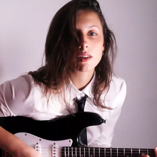 Esta soy yo. Con mi guitarra y mi voz