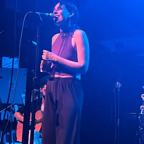 Den Mayo cantando en La Tangente, Palermo, CABA
