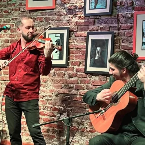 Lautaro Bajcic en violin y voz. Patxi Linares en guitarra