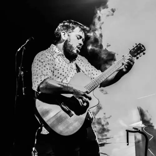 Registro del recital en vivo en Cine Victoria, Berisso