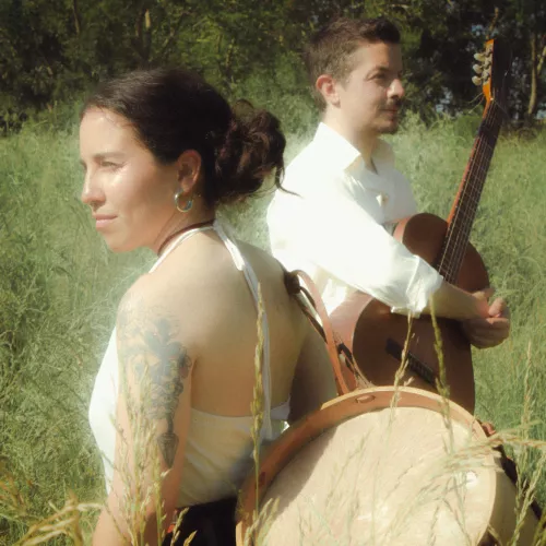 Ambos integrantes mirando a distintos puntos