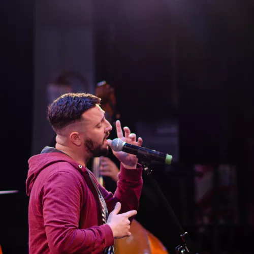 Ezequiel Varano Cantando en el Teatro Coliseo Podestá con la Orquesta sinfónica juvenil Bonaerense en el homenaje a Gustavo Cerati.