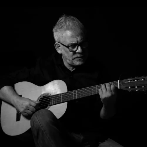 Pisano, cantautor, presenta un repertorio de canciones que movilizan desde la sensibilidad y la emoción