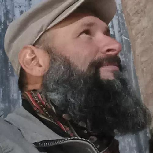 cantor folclórico con estilo Surero