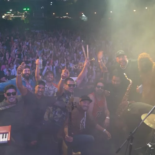 Flor de Monos Musiqueros es una banda marplatense de rock mestizo que nació en el 2012. El conjunto se caracteriza por tener influencias latinoamericanas en sus ritmos y un fuerte arraigo a la música popular, además de una fuerte identidad en sus letras. El respeto a las mujeres y a los pueblos originarios, la libertad y el mestizaje entre nuestras raíces y el día a día son reflejo de sus canciones.
