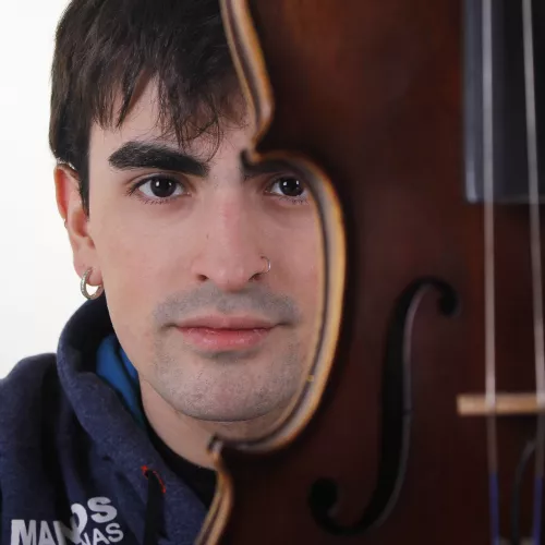 Geronimo Ferreiro con violín en la cara sesión de fotos