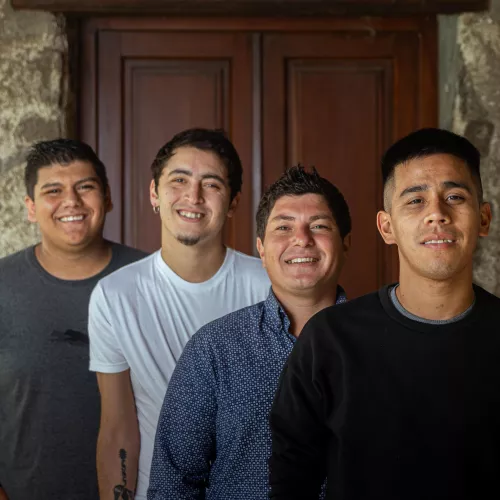Somos un cuarteto vocal de la ciudad de Olavarria. Jeremías Vivas en primera voz, Marcos Herrera en vientos y voz, Augusto Castañares en primera guitarra y voz y Lucas Laurin en segunda guitarra y voz, los integrantes del conjunto.