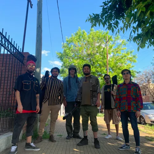 foto en exteriores de los integrantes de la banda (de izq. a der.: Gianni, Andi, Nano, Gastón, Ale y Nahue)