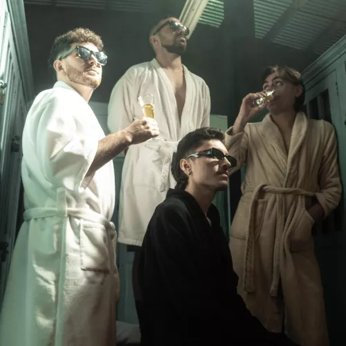 integrantes de la banda en vestuario