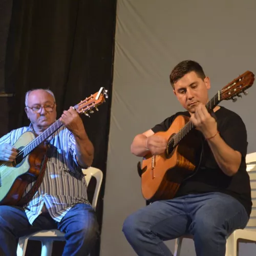 Huici x 2, duo de guitarras carmeño, formado por Horacio y Anselmo Huici (padre e hijo) los cuales transitan el camino de la musica desde hace mas de 28 años.
