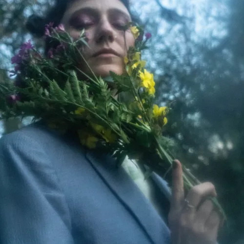 Ine con la cara entre un ramo de flores