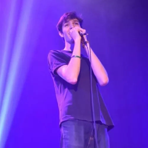 Artista cantando en vivo