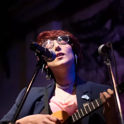 artista ire paz cantando y tocando el cuatro venezolano