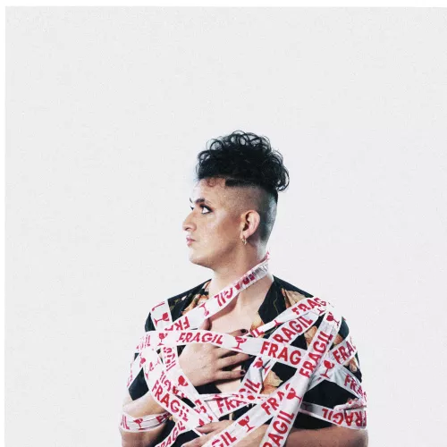 Fondo blanco, artista envuelto en cintas de frágil