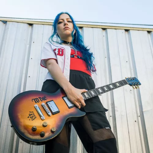 Josefina sostiene su guitarra Les Paul, su instrumento principal