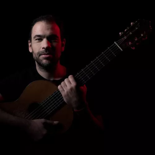 Juampi con guitarra en diagonal