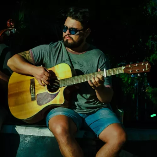 Dependiendo los lugares donde tocamos vamos haciendo formato dúo, trio o banda completa de los temas de mi proyecto solista