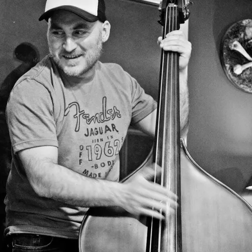 Julio Rigoli tocando el contrabajo