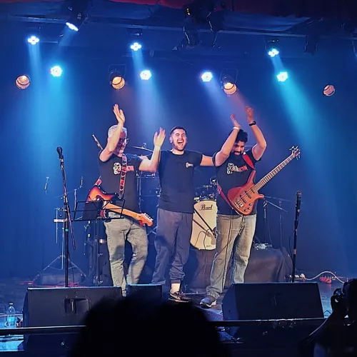 LA BANDA SALUDANDO!