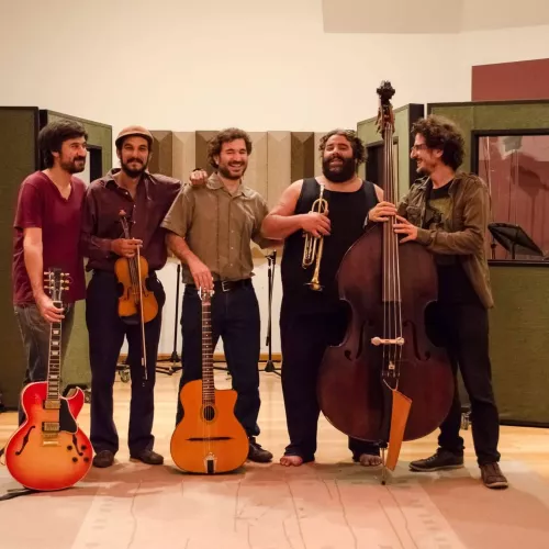 5 músicos de pie en un estudio de grabación