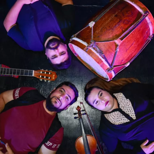 DE REGRESO A CASA SE OYE TOCAR GUITARRA BOMBO Y VIOLIN