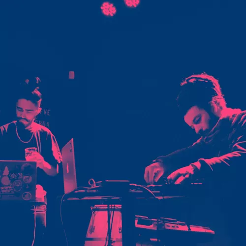 Aquí vemos a JMA (Izq) y Juan MA (Der) en el escenario de ECLETO BAR (Bahía Blanca)