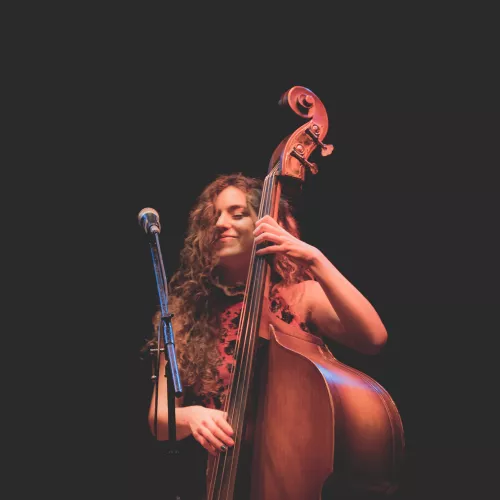 Fotografia de Juan Berdugo de Lara FIchera tocando el contrabajo