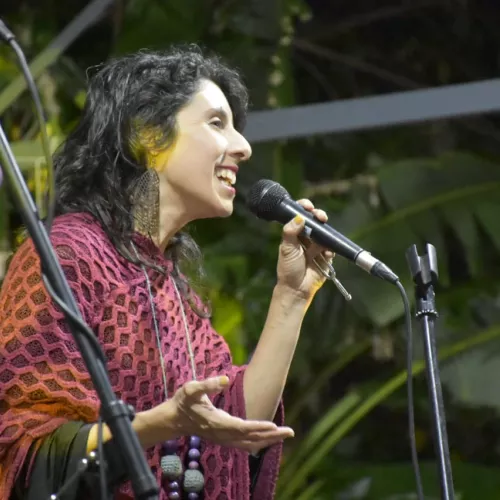 Lau Giménez Vargas cantando
