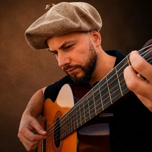 con la guitarra como medio de vida