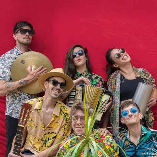 El repertorio combina composiciones propias con cumbias de todo el continente, tradicionales y contemporáneas, que muestran la evolución y el estado actual del género. El espectáculo es festivo y está dirigido a todas las personas. Y si bien es un show musical, propone una conexión más vital que contemplativa. La música no es un elemento aislado sino que se relaciona con el cuerpo a través del baile generando un público activo y un clima de comunión popular. 