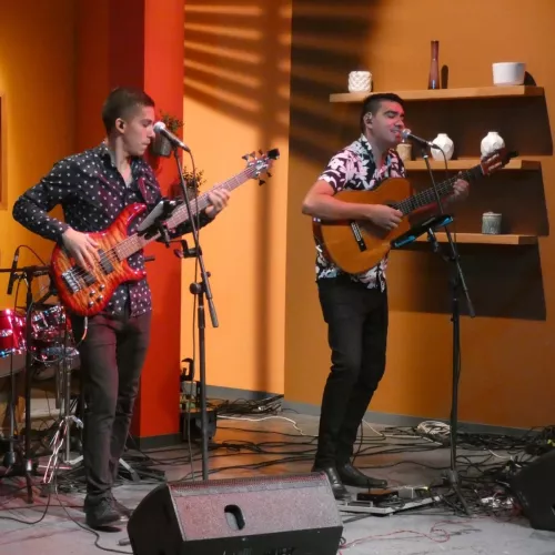Foto realizando un show en vivo en CANAL 9.