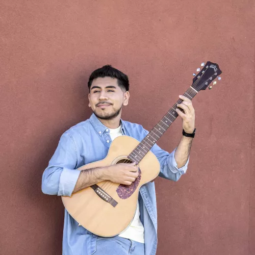 lucas cejas con guitarra