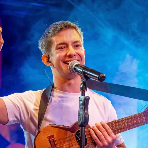 Foto tocando el charango y cantando