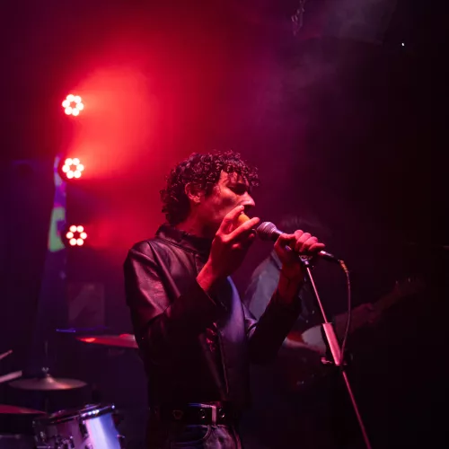 Lucas Giarola en una presentación en vivo en Ciudad de Gatos (La Plata)