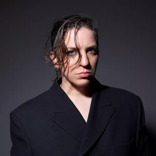 Retrato de Lucy  con saco negro y cabello húmedo